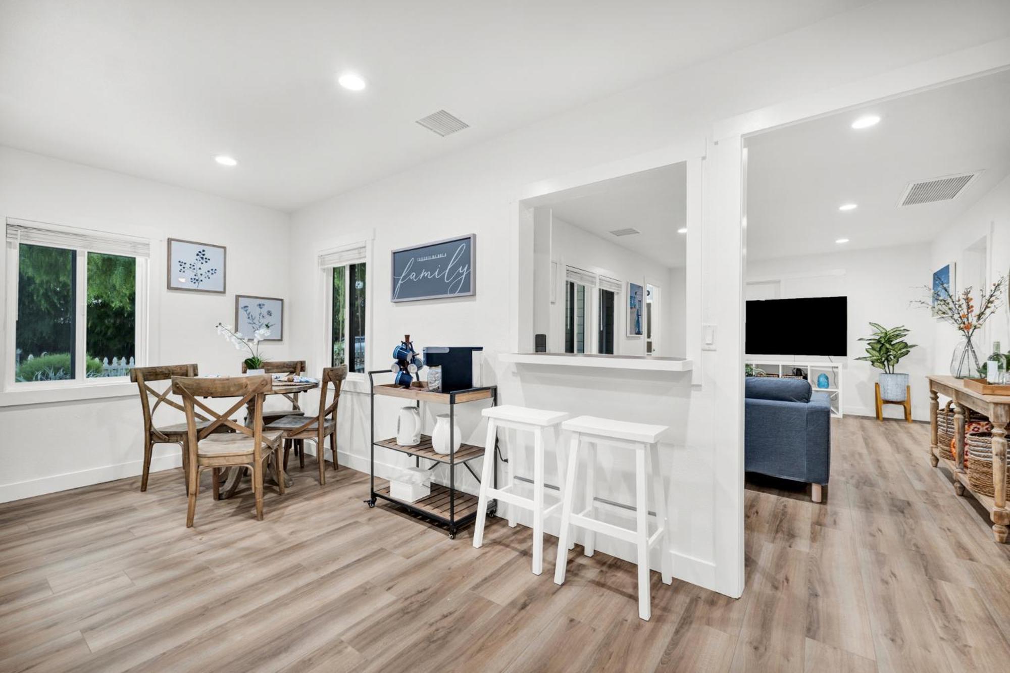 Retro Cottage, Hot Tub, Putting Green, Walk To All Thousand Oaks Exterior photo