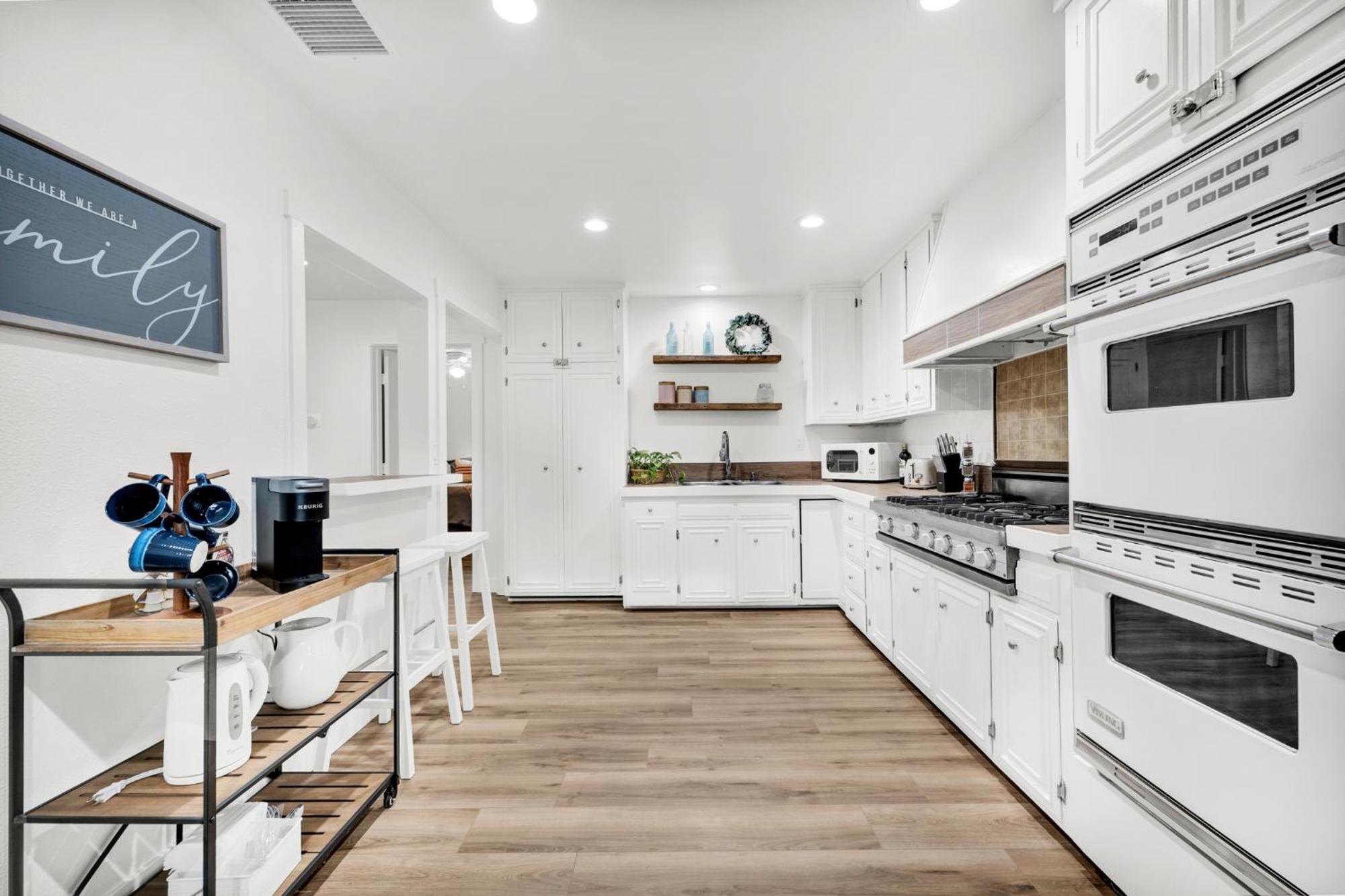 Retro Cottage, Hot Tub, Putting Green, Walk To All Thousand Oaks Exterior photo