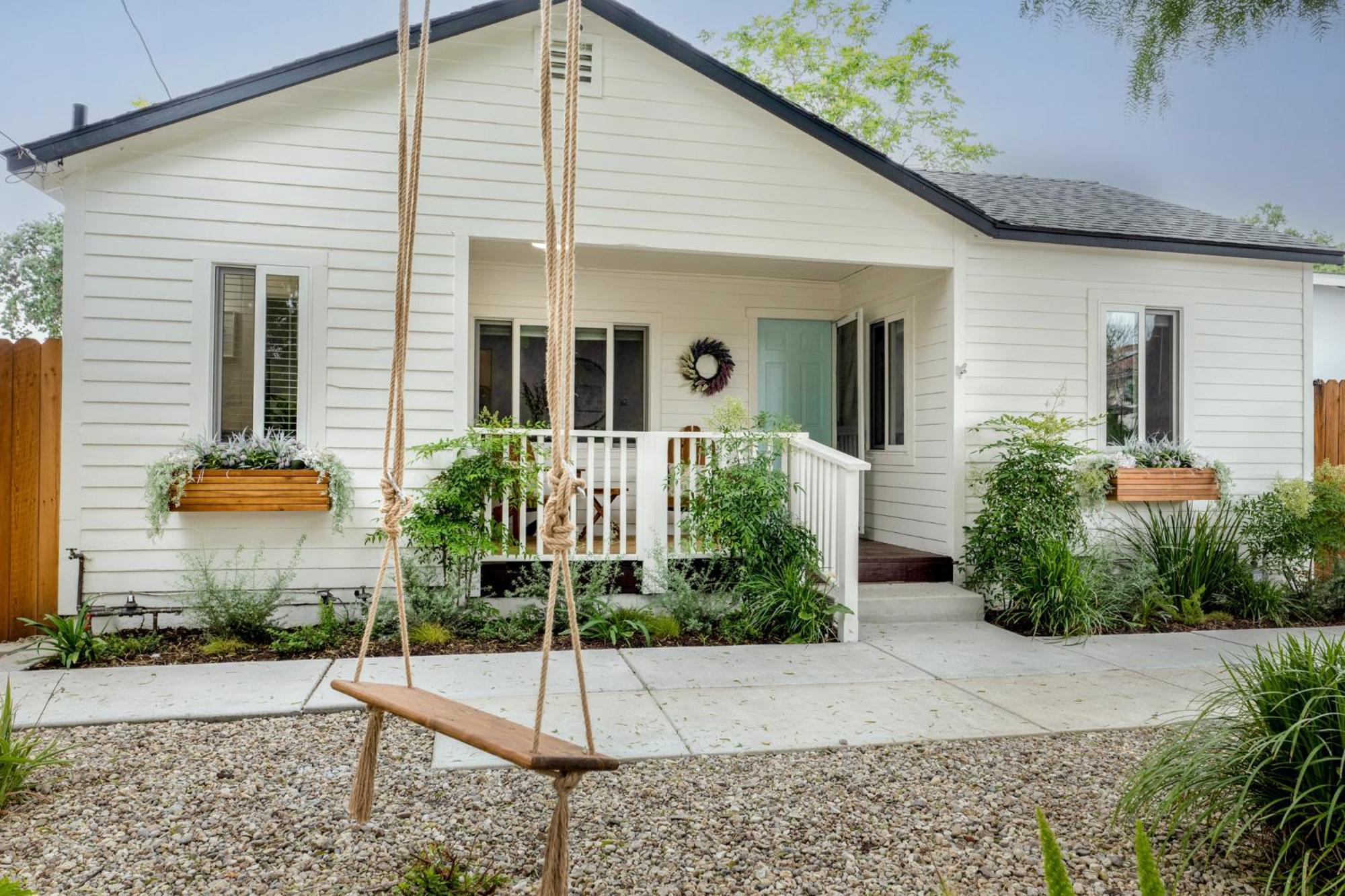 Retro Cottage, Hot Tub, Putting Green, Walk To All Thousand Oaks Exterior photo