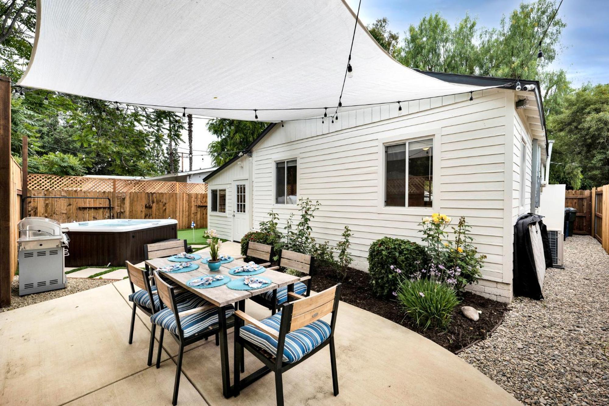 Retro Cottage, Hot Tub, Putting Green, Walk To All Thousand Oaks Exterior photo