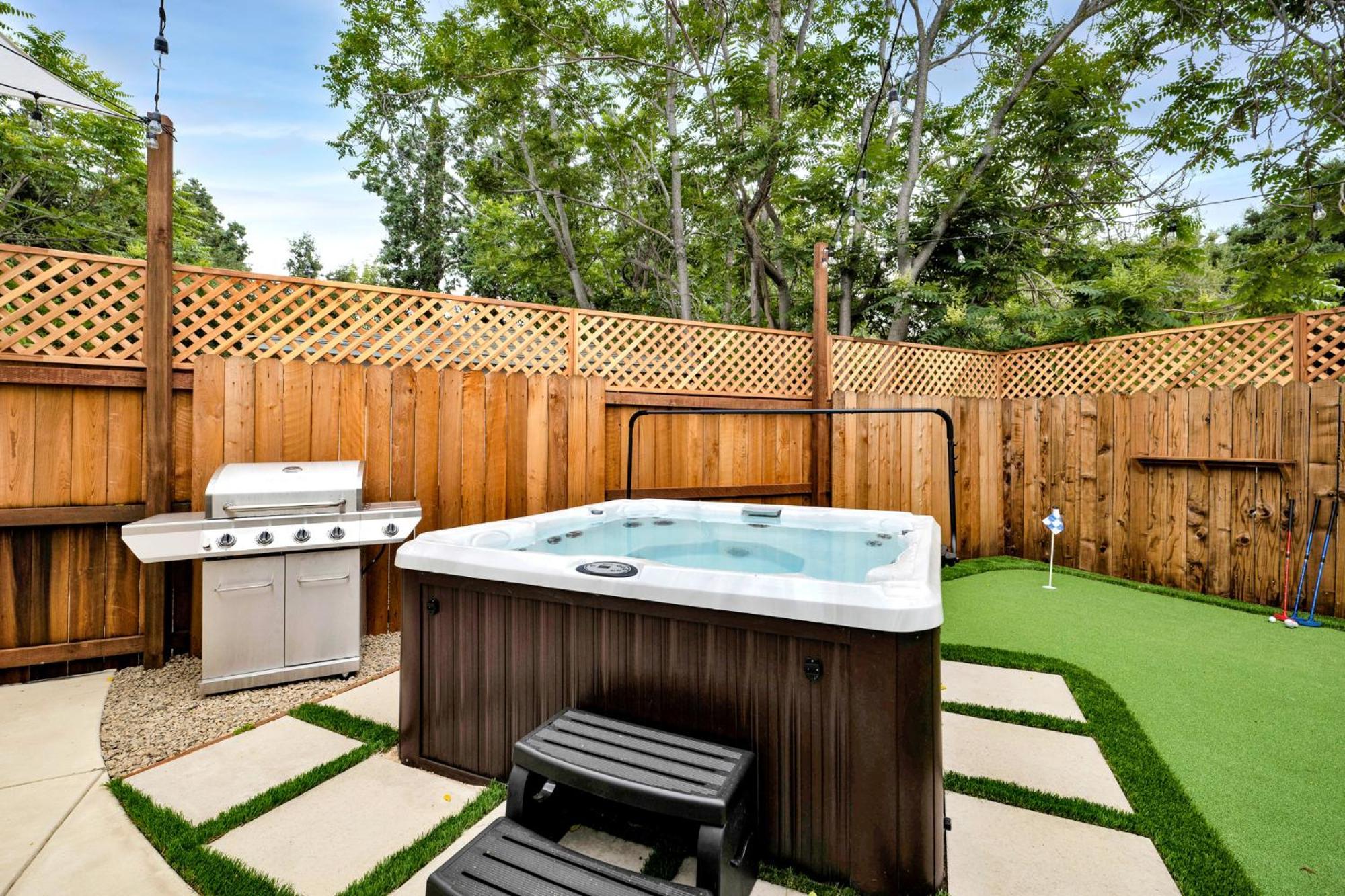 Retro Cottage, Hot Tub, Putting Green, Walk To All Thousand Oaks Exterior photo