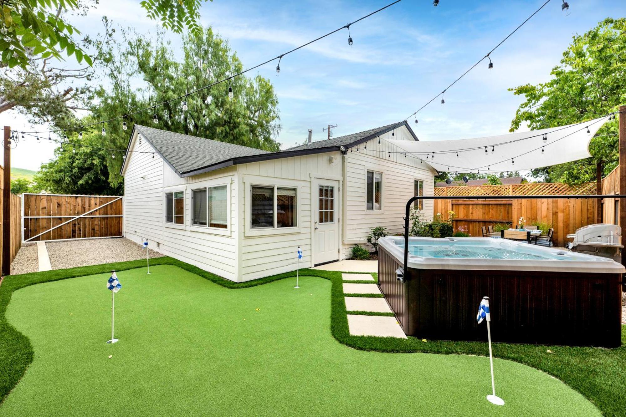 Retro Cottage, Hot Tub, Putting Green, Walk To All Thousand Oaks Exterior photo