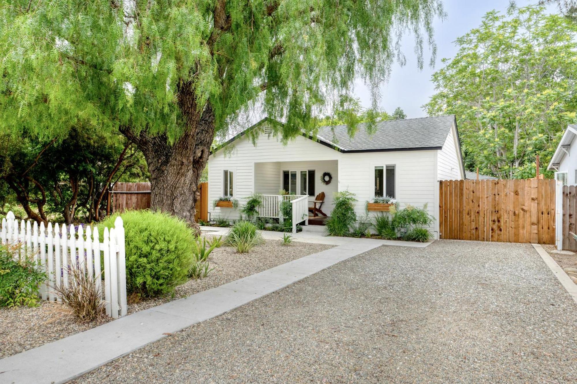 Retro Cottage, Hot Tub, Putting Green, Walk To All Thousand Oaks Exterior photo