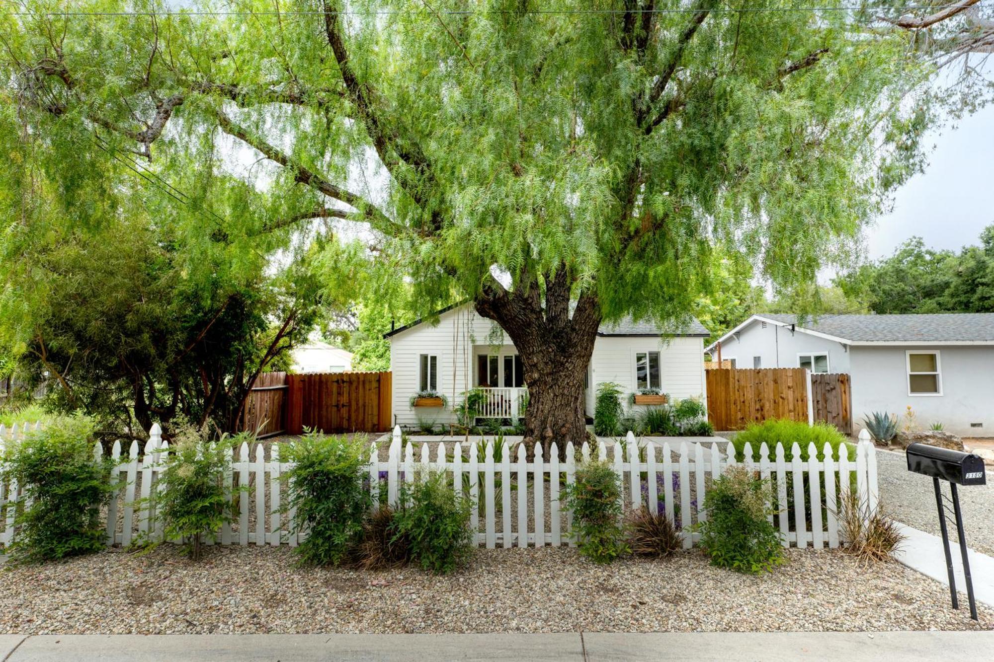 Retro Cottage, Hot Tub, Putting Green, Walk To All Thousand Oaks Exterior photo